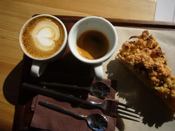 Espresso, macchiatto, a jablečný koláč